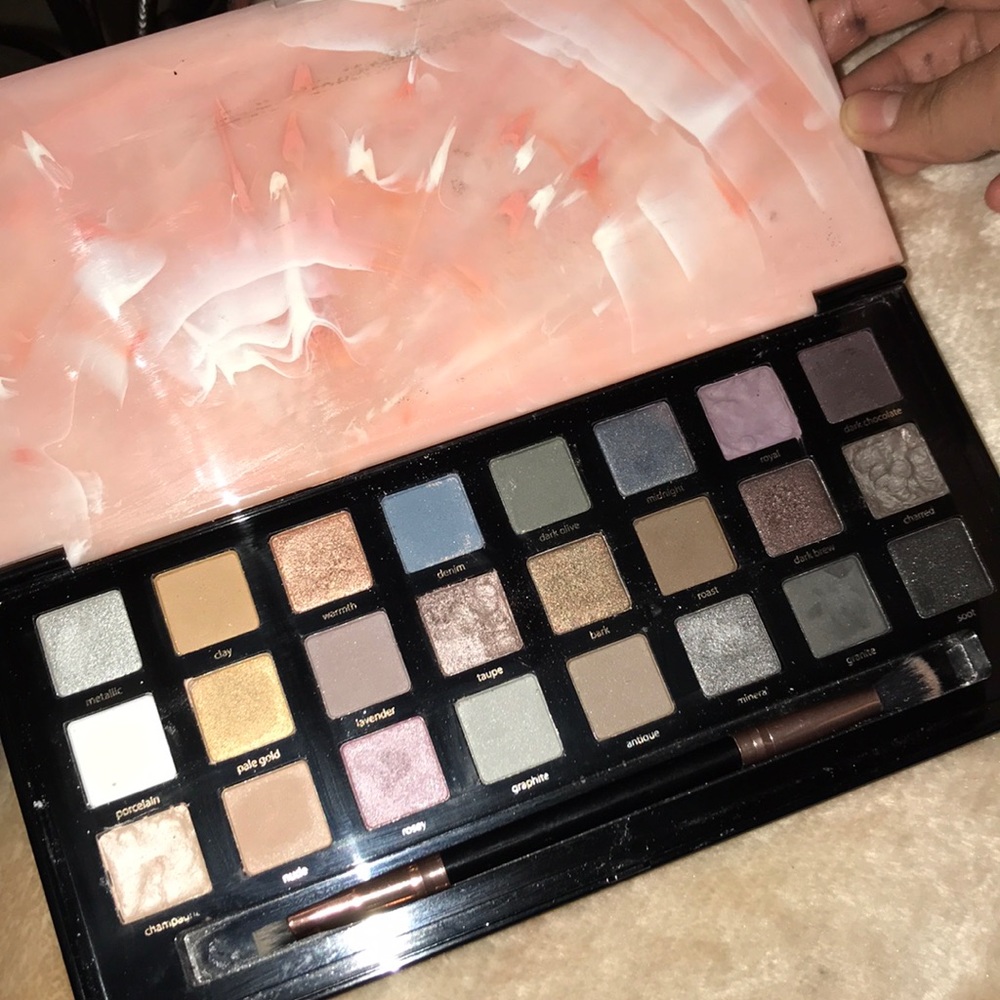 Profusion Glamorous eyeshadow palette